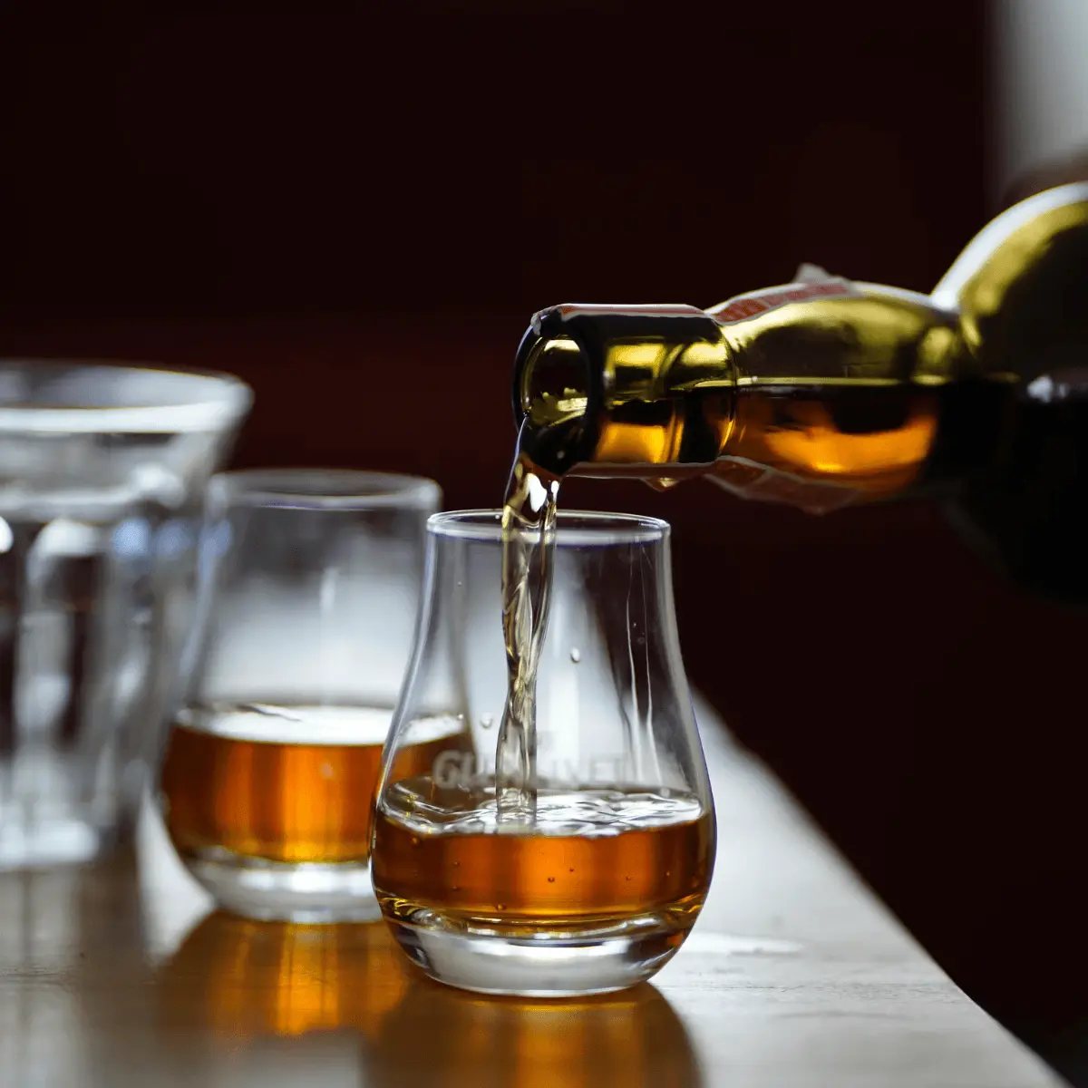 Whisky Neat atau dengan Air, Mana yang Lebih Cocok?