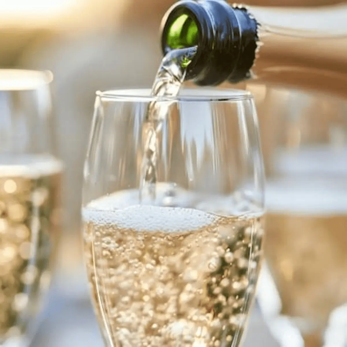 Tips Menyajikan Sparkling Wine agar Tetap Segar